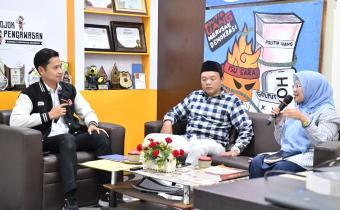 Kordiv Hukum dan Penyelesaian Sengketa Bawaslu Kabupaten Semarang, Ummi Nu'amah, S.Pd. bersama Mohammad Talkhis, S.Pd. Selaku anggota KPU Kabupaten Semarang Bidang Teknis Penyelenggaraan Pemilu Saat menjadi Narasumber Podcast Bawasantai yang tayang di Kanal Youtube Bawaslu Kabupaten Semarang Jumat, (27/02/2026)