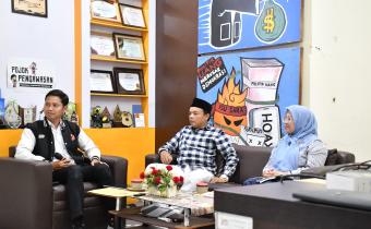 Kordiv Hukum dan Penyelesaian Sengketa Bawaslu Kabupaten Semarang, Ummi Nu'amah, S.Pd. bersama Mohammad Talkhis, S.Pd. Selaku anggota KPU Kabupaten Semarang Bidang Teknis Penyelenggaraan Pemilu Saat menjadi Narasumber Podcast Bawasantai yang tayang di Kanal Youtube Bawaslu Kabupaten Semarang Jumat, (27/02/2026)