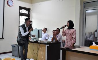Peserta Rabu Smart Bawaslu Kabupaten Semarang mempraktikkan public speaking pada Rabu, 11 Maret 2026.
