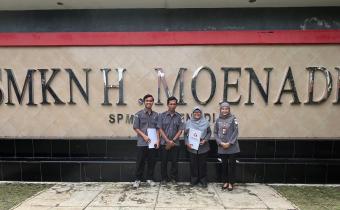Foto bersama antara Bawaslu Kabupaten Semarang dan SMK  N H. Moenadi Ungaran