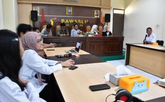 Staf sekretariat Bawaslu Kabupaten Semarang praktik menjadi moderator pada kegiatan Rabu Smart.