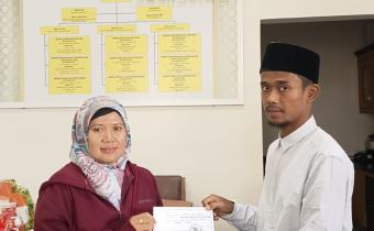 Bawaslu Kabupaten Semarang diwakili oleh Staf Sekretariat, Dwi Astuti menyerahkan donasi kepada perwakilan pengurus Masjid Agung Al-Mabrur Kabupaten Semarang pada 5 Maret 2026.