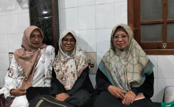 Anggota Bawaslu Kabupaten Semarang, Ummi Nu’amah (pertama kanan), menghadiri kegiatan Tarawih Silaturahim Ramadhan (Tarkhim) yang dilaksanakan di Desa Tegaron, Kecamatan Banyubiru pada 5 Maret 2026.