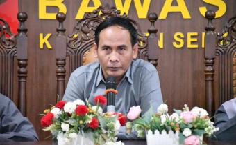 Ketua Bawaslu Kabupaten Semarang, Agus Riyanto memberikan arahan dalam Rapat Senin Bawaslu Kabupaten Semarang pada 9/3/2026.