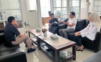 Anggota Bawaslu Kabupaten Semarang Divisi Pencegahan, Parmas dan Humas, Muharom Al Rosyid (kemeja putih) dan Kasubag Pengawasan dan Humas, Widya Astuti (kanan) dalam kegiatan penyampaian saran perbaikan PDPB Triwulan I Tahun 2026, Rabu 11 Maret 2026