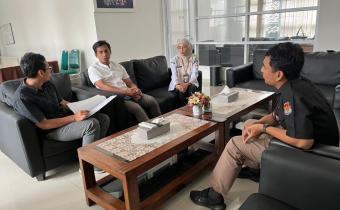 Anggota Bawaslu Kabupaten Semarang, Muharom Al Rosyid (Kemeja Putih) saat menyampaikan saran perbaikan PDPB Triwulan I Tahun 2026 ke KPU Kabupaten Semarang, Rabu 11 Maret 2026