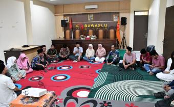 Ketua Bawaslu Kab. Smg, Agus Riyanto, S.P., S.H., Saat Sedang Membuka Kegiatan Konsolidasi Demokrasi, Kamis (12/03/2026)