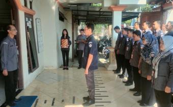 Suasana apel pagi di halaman kantor Bawaslu Kabupaten Semarang pada Senin (30/3/2026).