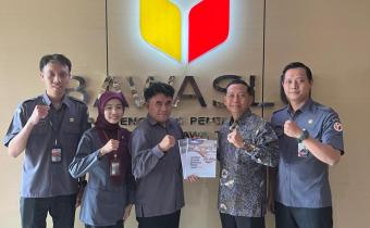 Penyerahan Laporan Informasi Publik Tahun 2025 yang diterima langsung oleh Koordinator Divisi Humas, Data dan Informasi Bawaslu Provinsi Jawa Tengah, Drs. Sosiawan, M.H. dan Kepala Bagian Hukum, Humas, dan Data Informasi, Bayu Indra Permana, S.H., M.H.