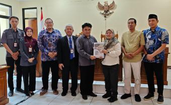 Bawaslu Kabupaten Semarang Menyerahkan Laporan Informasi Publik Tahun 2025 ke Komisi Informasi Jawa Tengah