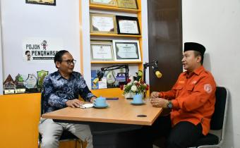 Podcast "Bawasantai" menghadirkan Dr. Naya Amin Zaini, S.H., M.H. (kanan) sebagai narasumber dan Ketua Bawaslu Kabupaten Semarang Agus Riyanto, SP, S.H. (kiri) bertindak sebagai host sekaligus moderator