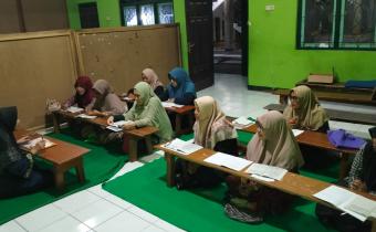 Anggota Bawaslu Kabupaten Semarang Divisi Hukum dan Penyelesaian Sengketa, Ummi Nu'amah (kiri) dalam kegiatan Konsolidasi Demokrasi dengan Kelompok Perempuan di Desa Kebumen, Banyubiru, Selasa 10 Februari 2026