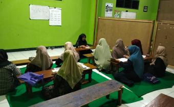 Anggota Bawaslu Kabupaten Semarang, Ummi Nu'amah (depan) dalam kegiatan Konsolidasi Demokrasi dengan Kelompok Perempuan Pengajian di Desa Kebumen, Kecamatan Banyubiru, Selasa 10 Februari 2026