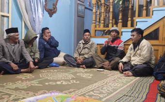Anggota Bawaslu Kabupaten Semarang, Nurkus Budiyantomo (kanan) saat Melakukan Konsolidasi Demokrasi Dengan Masyarakat di Kantor Desa Kopeng, Kecamatan Getasan, Rabu 11 Februari 2026