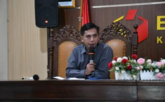 Anggota Bawaslu Kabupaten Semarang Koordinator Divisi Pencegahan, Partisipasi Masyarakat, dan Humas, Muharom Al Rosyid dalam rapat rutin mingguan pada 31 Maret 2026.