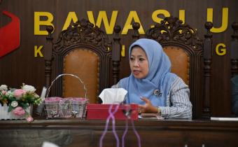 Anggota Bawaslu Kabupaten Semarang Koordinator Divisi Hukum dan Penyelesaian Sengketa, Umi Nu’ammah dalam rapat rutin mingguan pada Selasa, 31 Maret 2026.