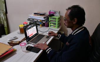 Kepala Sekretariat mengikuti Rapat Rutin Mingguan Bawaslu RI secara daring melalui zoom meeting, pada Selasa, 31 Maret 2026.