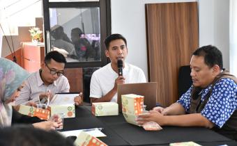 Anggota Bawaslu Kabupaten Semarang, Muharom Al Rosyid (tengah) saat Rapat Pemutakhiran Data Pemilih Berkelanjutan Triwulan I Tahun 2026 di KPU Kabupaten Semarang, Rabu 1 April 2026