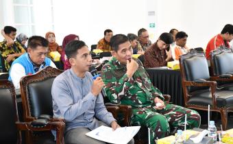 Anggota Bawaslu Kabupaten Semarang, Muharom Al Rosyid (pertama kiri) menyampaikan catatan dalam Rapat Pleno Terbuka Rekapitulasi Daftar Pemilih Berkelanjutan (DPB) Triwulan I Tahun 2026 pada Kamis, 2 April 2026 di Kantor KPU Kabupaten Semarang.