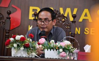 Ketua Bawaslu Kabupaten Semarang, Agus Riyanto pimpin Rapat Rutin Seninan pada Selasa, 6 April 2026.