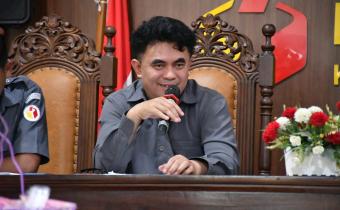 Koordinator Divisi Pencegahan dan Partisipasi Masyarakat (PP), Nurkus Budiantomo dalam Rapat Rutin Seninan pada Selasa, 6 April 2026.