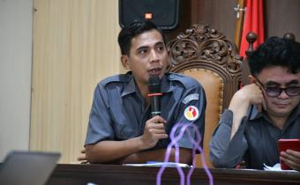 Koordinator Divisi Penanganan Pelanggaran dan Penyelesaian Sengketa (P2H), Muharom Al Rosyid dalam Rapat Rutin Seninan pada Selasa, 6 April 2026.