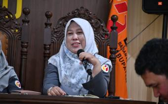 Koordinator Divisi SDMO dan Diklat, Fithriyah dalam Rapat Rutin Seninan pada Senin, 6 April 2026.