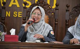 Koordinator Divisi Hukum dan Penyelesaian Sengketa Proses, Ummi Nuamah dalam Rapat Rutin Seninan pada 6 April 2026.