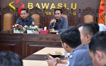 Ketua Bawaslu Kabupaten Semarang, Agus Riyanto (kiri kedua) dalam kegiatan supervisi pembinaan kelembagaan dari Bawaslu Provinsi Jawa Tengah pada Senin, 6 April 2026.