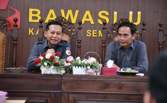 Koordinator Divisi Humas dan Data Informasi Bawaslu Provinsi Jawa Tengah, Sosiawan (kiri) dalam kegiatan supervisi pembinaan kelembagaan pada Senin, 6 April 2026.