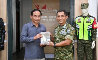 Penyerahan Buku Publikasi Bawaslu Kabupaten Semarang kepada Kodim 0714/Salatiga pada Selasa, 7 April 2026.