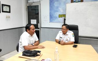 Ketua Bawaslu Kabupaten Semarang, Agus Riyanto(kiri) melaksanakan audiensi dengan Plt Kepala Dinas Pekerjaan Umum Kabupaten Semarang, Danang EW (kanan) pada Rabu (8/4/2026).