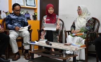 Ketua Bawaslu Kabupaten Semarang, Agus Riyanto dalam Kegiatan Podcast Bawasantai Edisi Bedah Buku Wasit Demokrasi, Kamis 9 April 2026