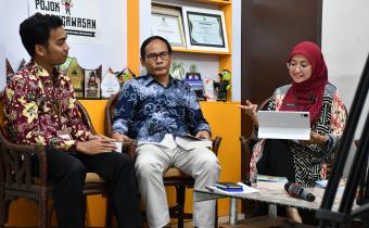 Staf Sekretariat Bawaslu Kabupaten Semarang, Noor M Nasyar (kiri) dalam Giat Podcast Bawasantai Buku Wasit Demokrasi, Kamis 9 April 2026