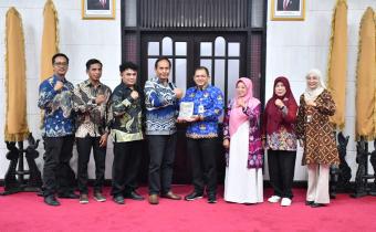Penyerahan Buku Publikasi Bawaslu Kabupaten Semarang kepada Bupati Semarang