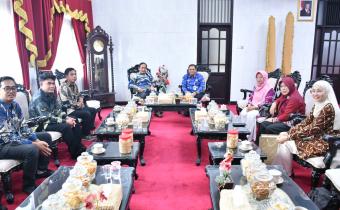 Suasana hangat silaturahmi dan konsolidasi demokrasi antara Bawaslu Kabupaten Semarang dan Bupati Semarang di Rumah Dinas Bupati Semarang pada Jumat, 10 April 2026.