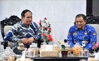 Ketua Bawaslu Kabupaten Semarang, Agus Riyanto, S.P., S.H. (kiri) bersama Bupati Semarang, H. Ngesti Nugraha, S.H., M.H. (kanan) dalam kegiatan konsolidasi demokrasi sekaligus silaturahmi di Rumah Dinas Bupati Semarang pada Jumat, 10 April 2026.