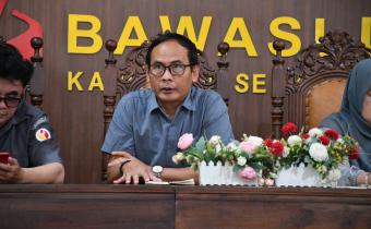 Ketua Bawaslu Kabupaten Semarang, Agus Riyanto dalam rapat rutin Seninan yang digelar pada Senin (13/4/2026).