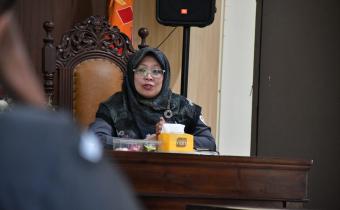 Koordinator Divisi Hukum dan Penyelesaian Sengketa Proses (HPS), Ummi Nu'amah dalam rapat rutin Seninan Bawaslu Kabupaten Semarang pada Senin, 13 April 2026.