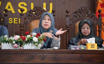 Koordinator Divisi SDMO dan Diklat, Fithriyah dalam rapat rutin Senin Bawaslu Kabupaten Semarang pada Senin, 13 April 2026.