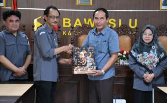 Simbolisasi Penyerahan Apresiasi Satyalancana Karya Satya XXX Tahun oleh Ketua Bawaslu Kabupaten Semarang (kedua kanan) kepada Kepala Sekretariat (kedua kiri) pada Senin (13/4/2026).