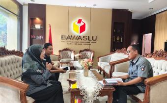 Kordiv HPS Bawaslu Kabupaten Semarang, Ummi Nu'amah sedang berkonsultasi Terkait Persiapan Workshop dan Kelas Penyelesaian Sengketa di UNW kepada Kordiv Penyelesaian Sengketa Bawaslu Provinsi Jawa Tengah, Wahyudi Sutrisno, di Kantor Sekretariat Bawaslu Provinsi Jawa Tengah, Senin (14/04/2026)