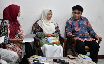 Anggota Bawaslu Kabupaten Semarang, Nurkus Budiyantomo (kanan) dalam kegiatan Podcast Bawasantai Buku Wasit Demokrasi, Kamis 9 April 2026