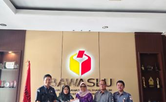 Kordiv HPS Bawaslu Kabupaten Semarang, Ummi Nu'amah menyerahkan Modul Risalah Penyelesaian Sengketa Proses Pemilu Kepada Pimpinan Bawaslu Provinsi Jawa Tengah, Wahyudi Sutrisno dan Diana Ariyanti di Kantor Sekretariat Bawaslu Provinsi Jawa Tengah, Senin, (13/04/2026)