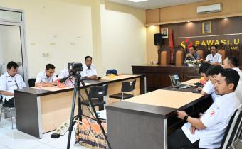 Ketua Bawaslu Kab. Smg, Agus Riyanto, S.P., S.H.bersama Kepala Sekretariat Bawaslu Kabupaten Semarang beserta Pejabat Struktural Serta Seluruh ASN Bawaslu Kabupaten Semarang, saat memberikan arahan dan membuka Kegiatan Rabu Smart, Rabu, (15/02/2026)