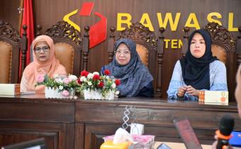 Anggota Bawaslu Kabupaten Semarang, Ummi Nu'amah, Bersama Ketua GOW Kabupaten Semarang, Unip Muhriyana Basari yang didampingi Sekretaris GOW Kabupaten Semarang menjadi Narasumber pada Kegiatan Rapat Koordinasi Evaluasi Penanganan Pelanggaran, Kamis, (16/04/2026) 