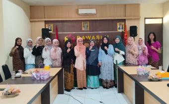 Anggota Bawaslu Kabupaten Semarang Ummi Nu'amah dan Fithriyah, didampingi oleh Seluruh PegawaI Perempuan Bawaslu Kabupaten Semarang Berfoto Bersama dengan Ketua GOW Kabupaten Semarang, Unip Muhriyana Basari yang didampingi oleh Sekretaris GOW Kabupaten Semarang setelah mengikuti Rapat Koordinasi Evaluasi Penanganan Pelanggaran, Kamis, (16/04/2026)