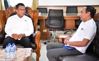 Ketua Bawaslu Kabupaten Semarang, Agus Riyanto (kanan) saat menyampaikan konsolidasi demokrasi dengan Kepala Kejaksaan Negeri Kabupaten Semarang, Dohar Nainggolan (kiri) di Kantor Kejaksaan Negeri Kabupaten Semarang, Kamis 16 April 2026