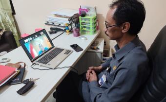 Kepala Sekretariat Bawaslu Kabupaten Semarang, Marjiono mengikuti Zoom Meeting Rapat Persiapan Penyusunan Laporan Keuangan Tahun 2025 pada Senin, 20 April 2026.