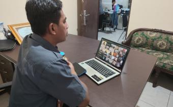 Koordinator Divisi Pencegahan, Partisipasi Masyarakat, dan Humas (P2H), Muharom Al Rosyid, mengikuti kegiatan Literasi Pojok Pengawasan Vol. 11 yang dilaksanakan secara daring pada Senin, 20 April 2026.